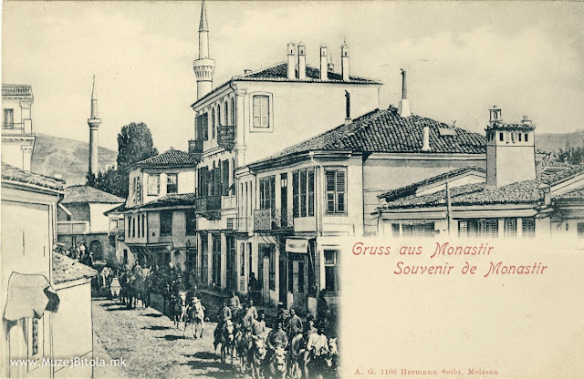 Hermann Seibt - Монастир 1898 година - Широк Сокак. На фотографијата се гледаат Јени и Исак џамија. Највисоката куќа, која постои и денес на десната страна на оваа разгледница, се наоѓа на ул. Широк Сокак и 27 ми март.