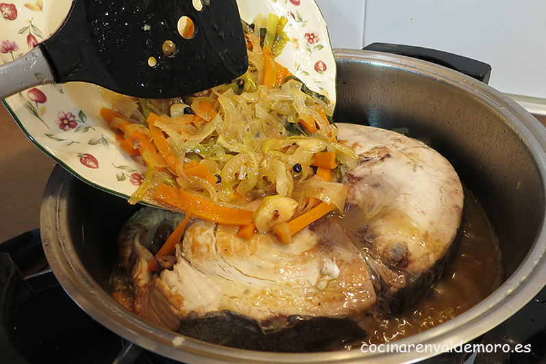 Cubriendo el bonito con las verduras reservadas