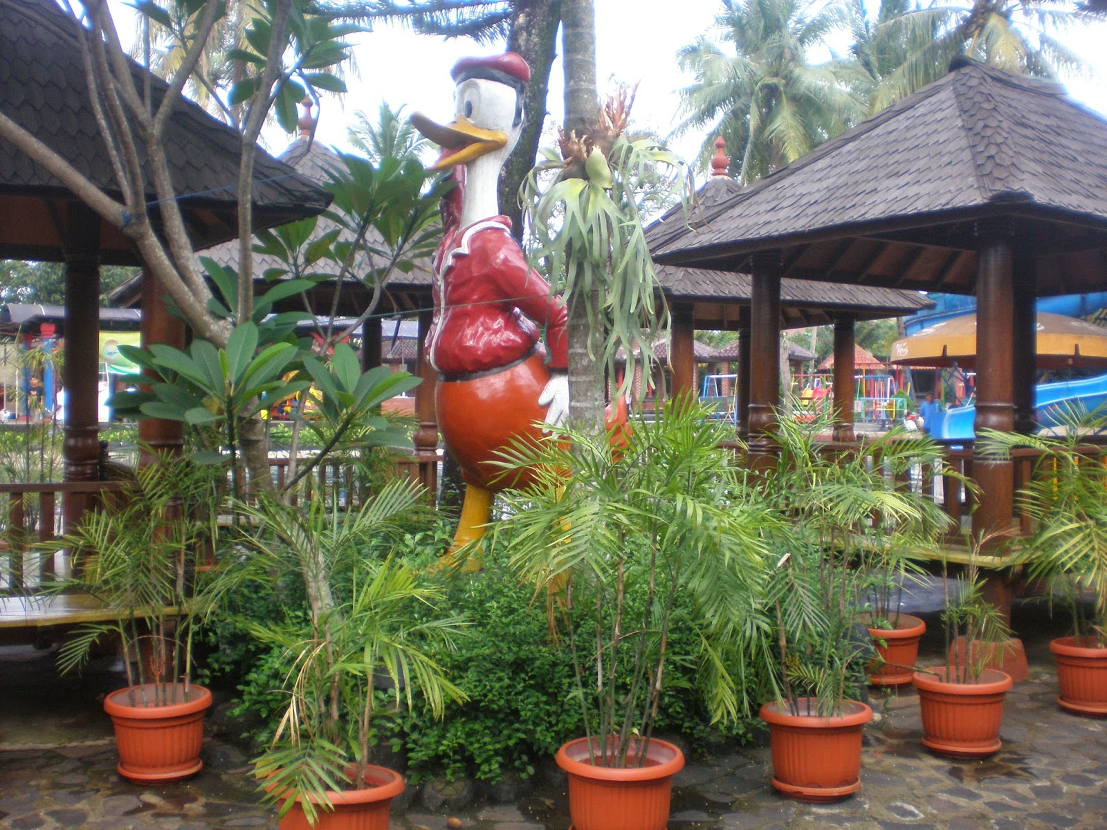 berenang di kolam renang situ gintung http://hendrasuhendra176.blogspot.com/2014/05/berenang-di-kolam-renang-situ-gintung.html