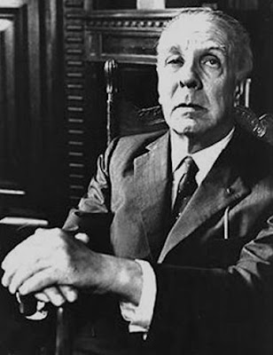 Jorge Luis Borges Foto de Jorge Luis Borges agarrando su bastón
