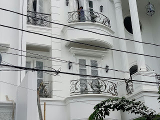 Railing Balkon Besi Tempa Proses akhir pemasangan Railing Balkon Besi Tempa