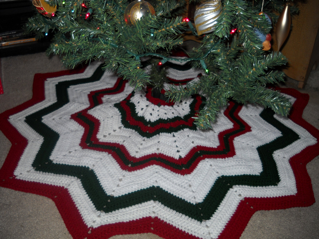 crochet-attic-christmas-stuff-free-tree-skirt-pattern