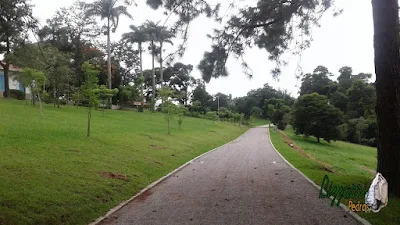 Execução da calçamento de pedra em rua de pedra com as guias de pedra em entrada da sede da fazenda em Atibaia-SP. Calçamento com pedrisco cinza com espessura de 3 cm.