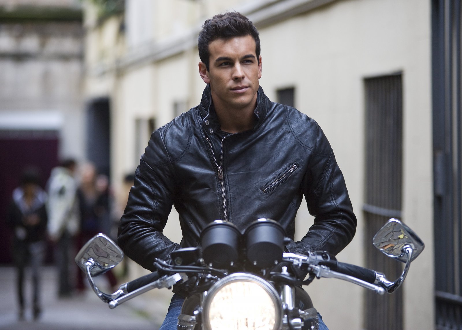 Mario Casas es Kilian  Cena de filme, Filmes, Palmeiras