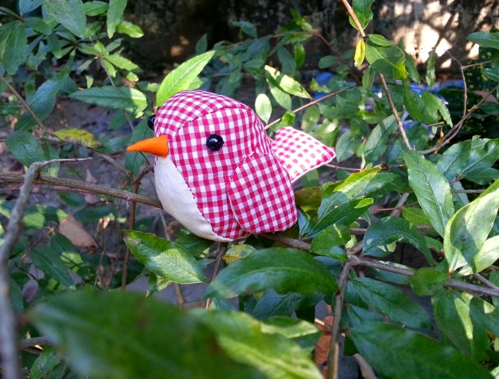 Птички из ткани своими руками. Птичка из ткани народная кукла. Как сделать птичку из ткани. Весенняя птичка из ткани. Мастер класс птичка из ткани.