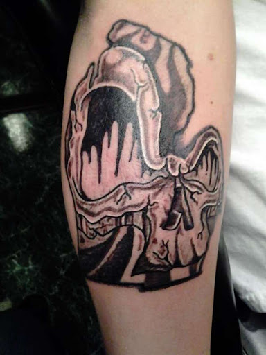 Esta luva em forma de crânio de tatuagem