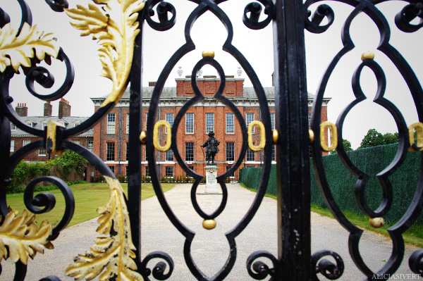 aliciasivert, alicia sivertsson, england, london, Kensington Palace, statue, house, place, brick house, gate, gates, ornament, grind, grindar, palats, kensingtonpalatset, slott, hus, hem, tegel