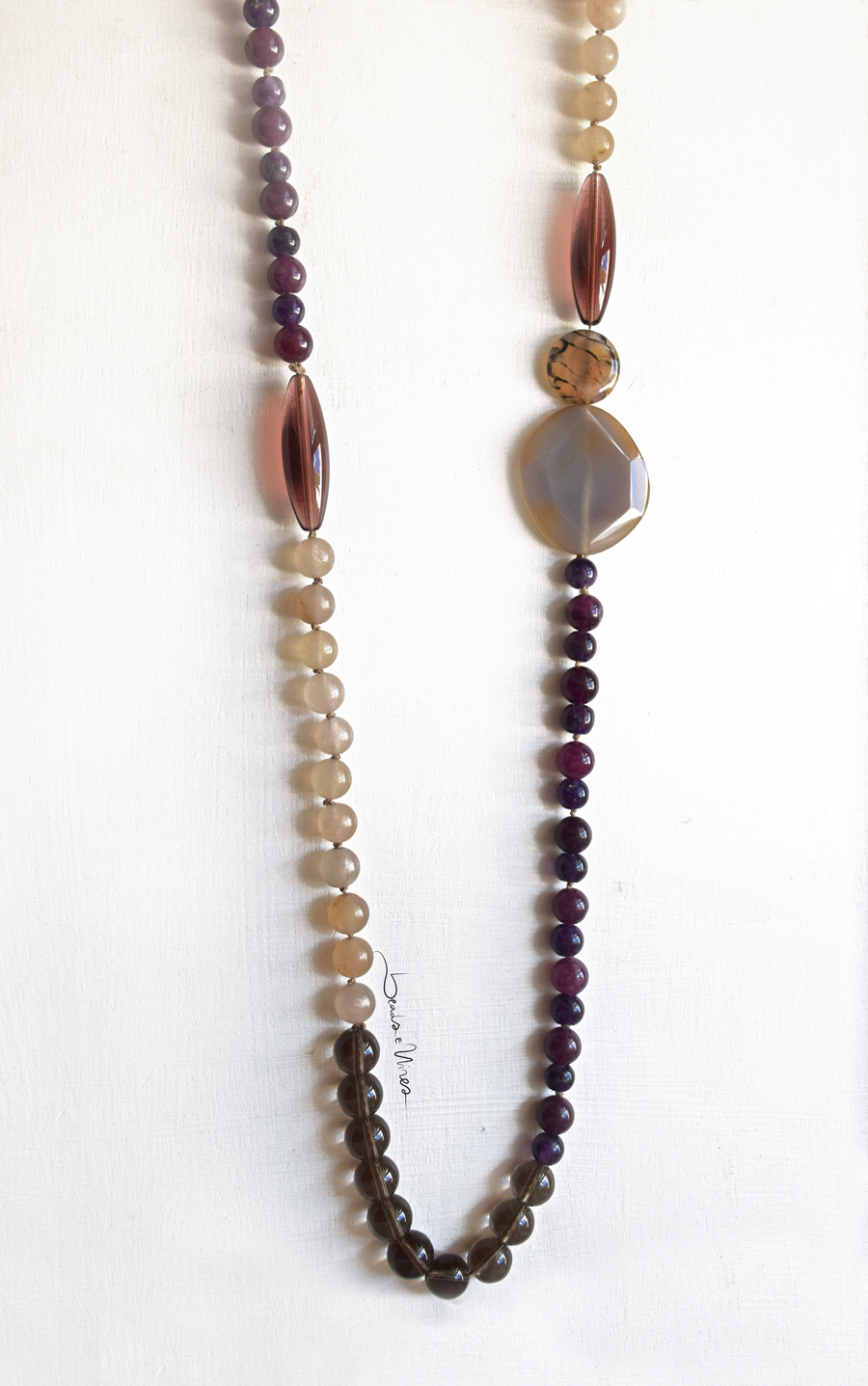 Collana di pietre viola e crema Collana di pietre viola e crema