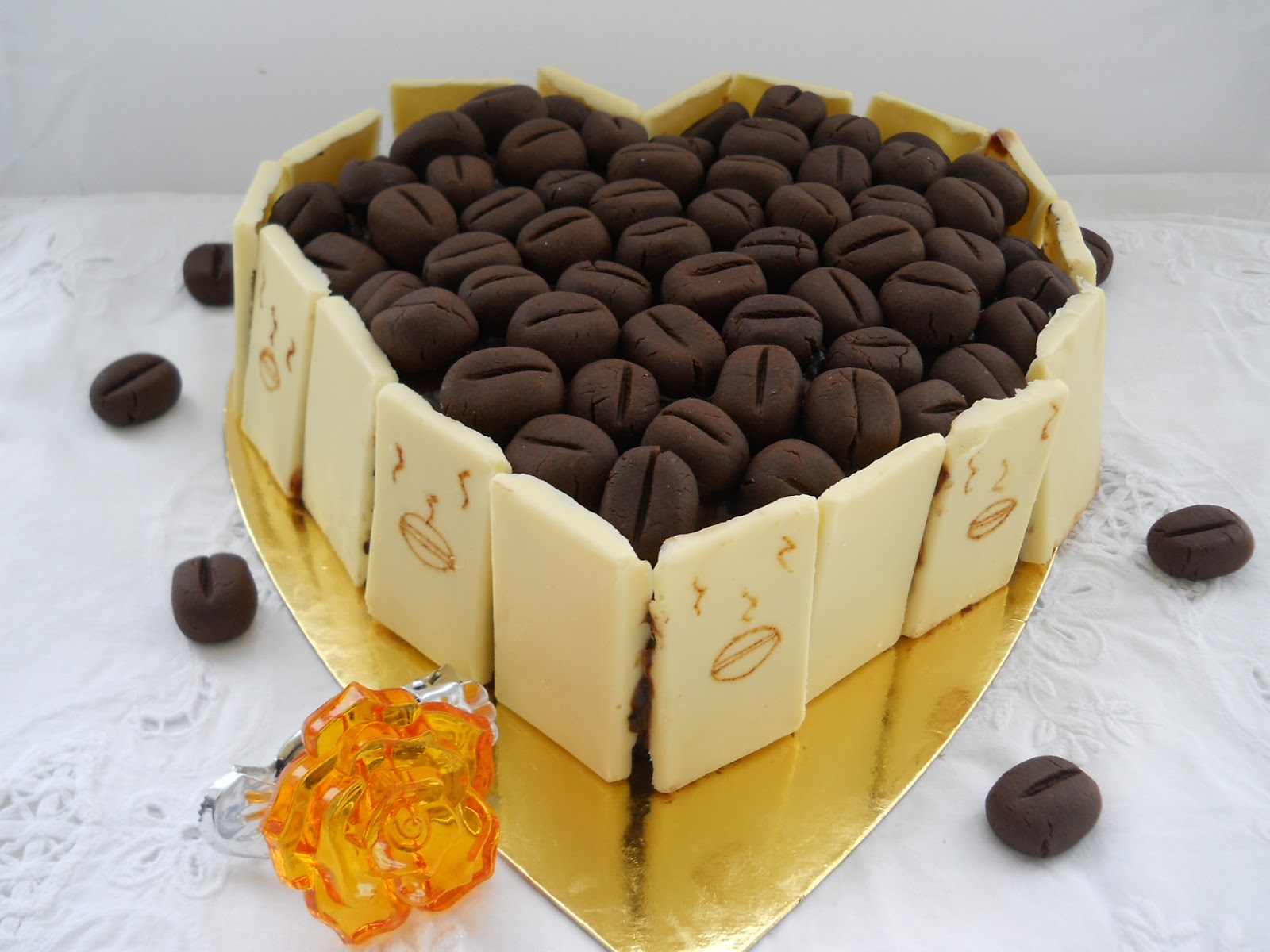 Pe masa din bucatarie Tort chouxala creme cu crema de portocale si