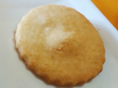 Una galleta de queso parmesano circular
