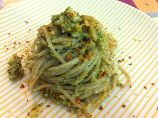 la farina di peperoni complemento perfetto per gli spaghetti alle alghe con crema di broccoli, briciole di pane