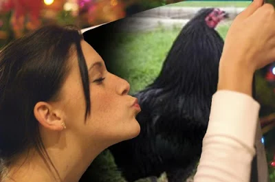 mujer besando una foto de gallo brown red