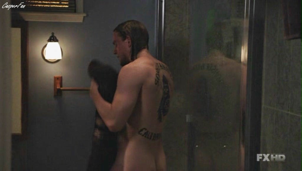 Charlie Hunnam naked bum in Sons Of Anarchy S02E01! 