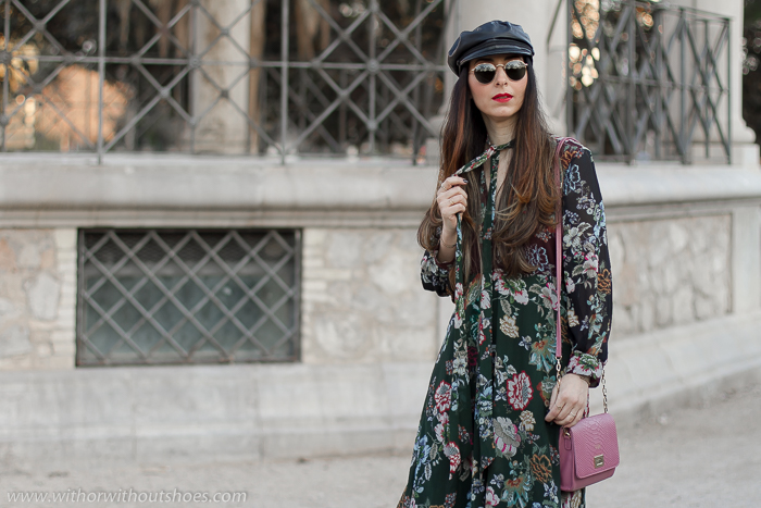 Look urban chic: de flores midi con botas y gorra de cuero | With Or Without Shoes - Blog Influencer Moda Valencia