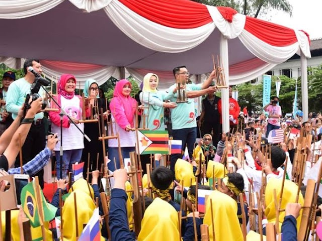 Peringatan Angklung's Day 2018 di Gedung Sate Berhasil Pecahkan Rekor 