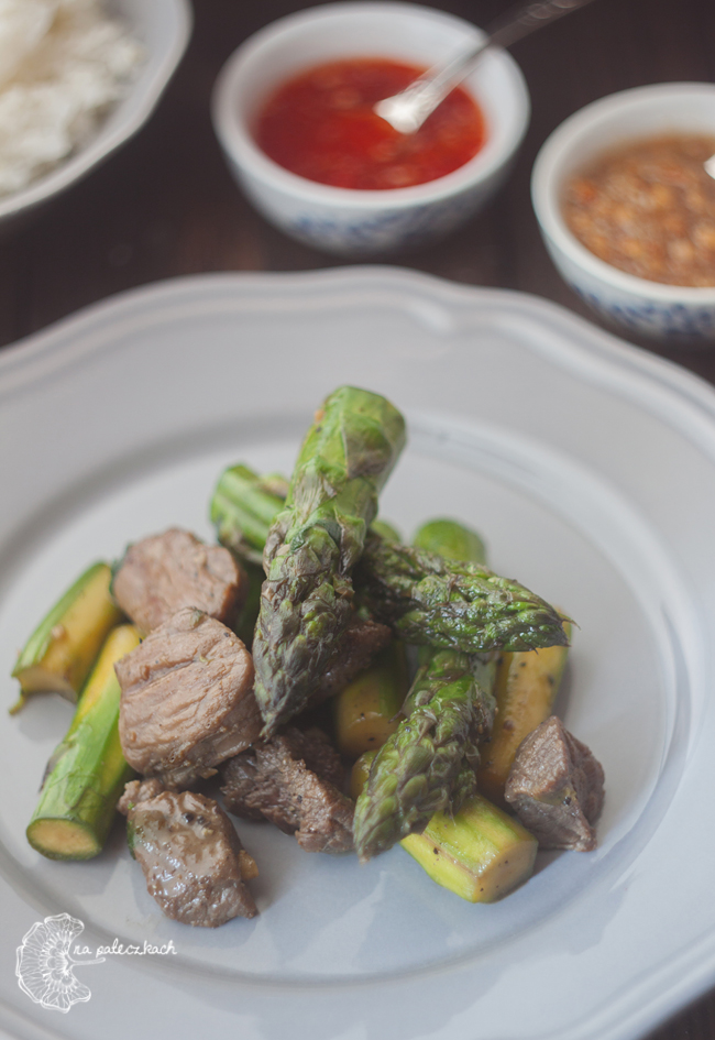 bò xào măng tây stir-fry ze szparagami