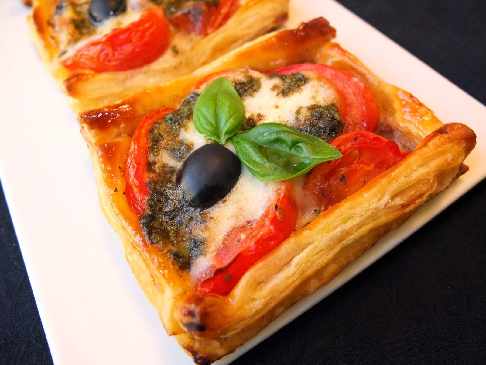 Cocinando con Lola García: Hojaldre de tomates y mozzarella