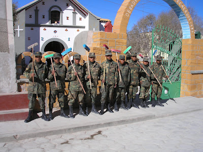 zum 25. Priesterjubiläum reinigt die Bolivianische Armee schon einmal die Kirche plus Vorplatz