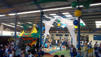 Decoração com Malha tensionada e bolas de vinil - Verde, Amarelo, Azul e Branco