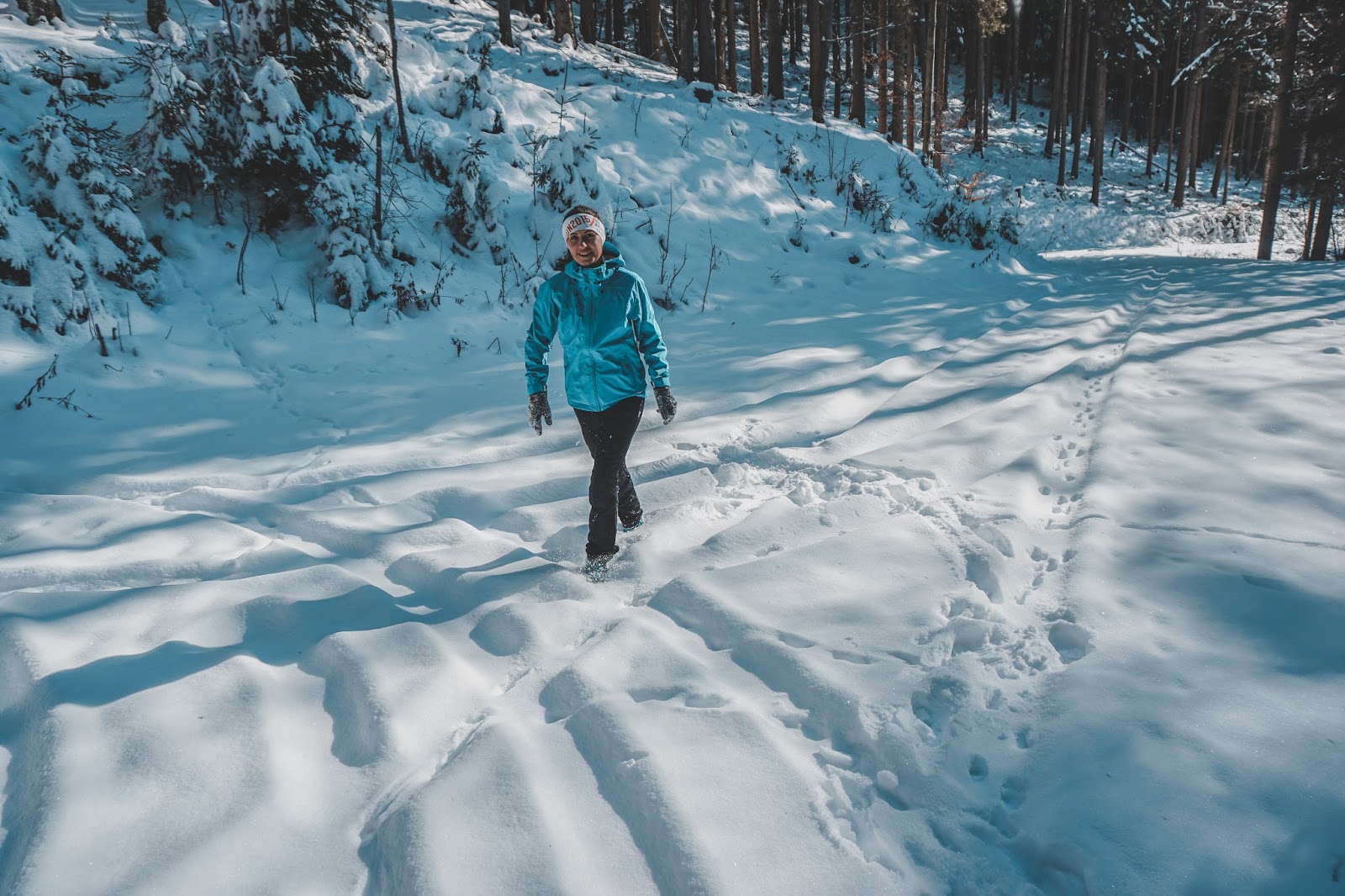 Jak ubrać się na zimowy trekking w górach? Mini poradnik Austria, ubiór w góry, wspinaczka, trekking w górach, ubiór na trekking, jaką kurtkę wybrać w góry, jaką kurtkę hardshell wybrać, blog podróżnicz, jak ubrać się zimą w góry