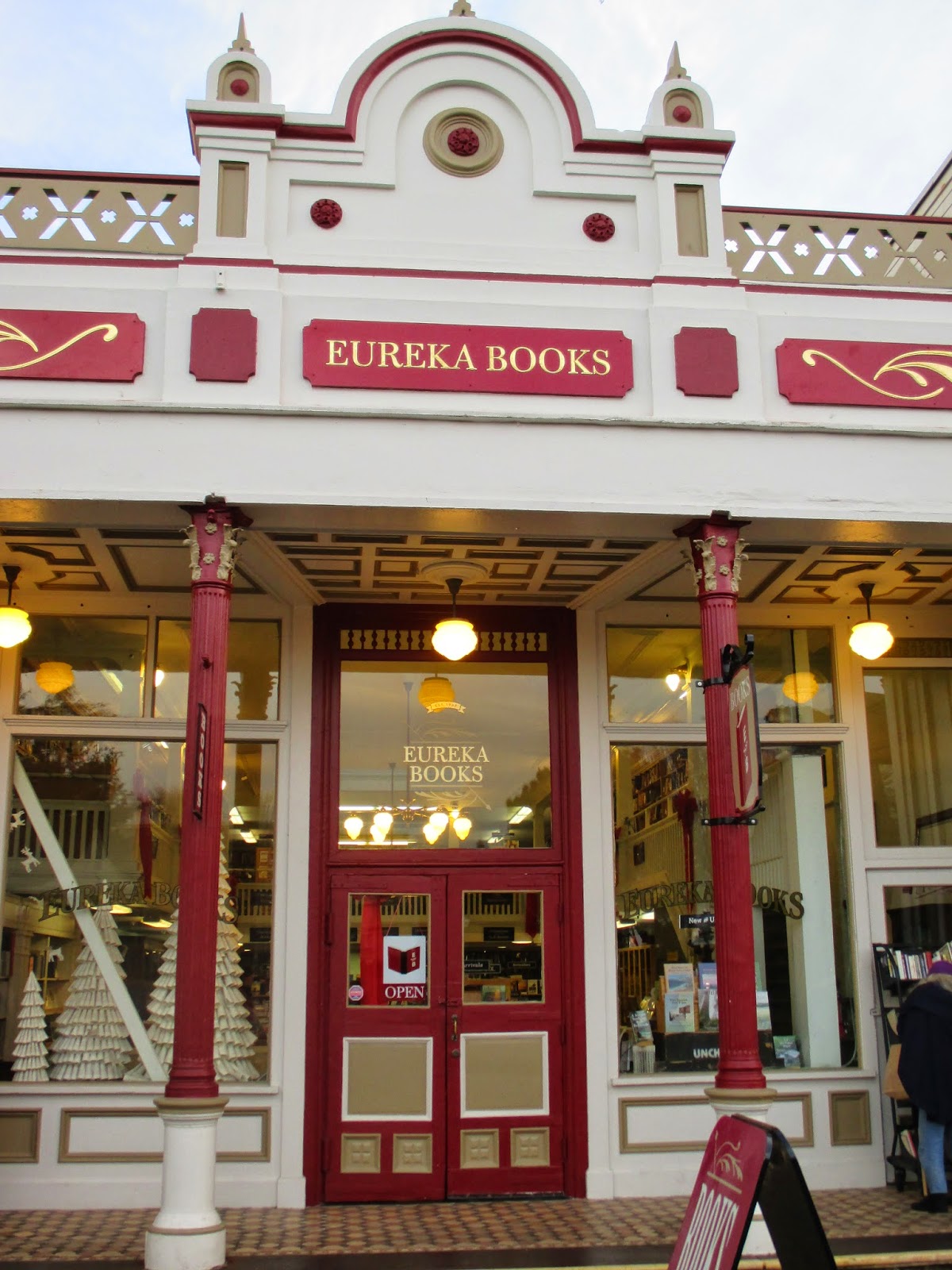 Explore the World a Happy Traveler! Bookstores in Oregon and