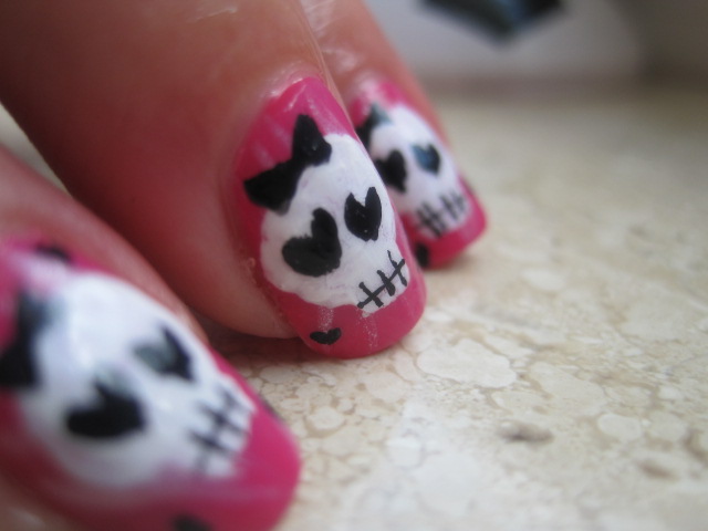 skull nails, nails, beautiful nails, extra nails, funny nails