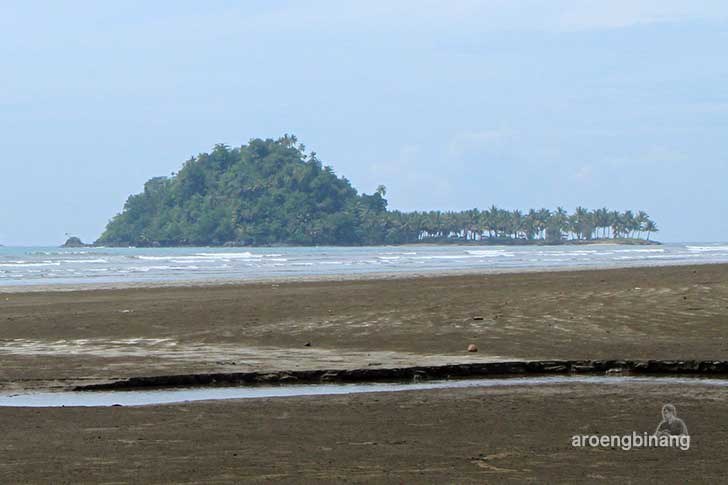 batu malin kundang pantai air manis padang