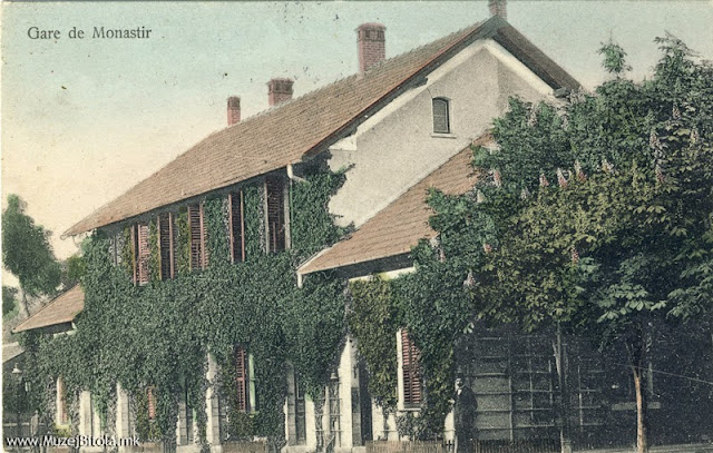 Железничката станица 1907 година на разгледница испратена до: Госпоѓица: Вукосава Поповиќ Ратарска 15 Београд Битољ, 29 новембар 1912 Поздравља све Бошко. Железничката станица е изградена во 1894 година како и пругата од Битола до Солун. Работите почнале во 1891 година а во 1894 година свечено е предадена во употреба. Железничката врска од Солун до Битола стана важен фактор за развитокот на градот и регионот, исто така. Преносот на стоки од пристаништето во Солун до внатрешноста на европскиот дел од Отоманската Империја се забрза, жителите се запознаа со европските стоки, а и стоки произведени од домашните земјоделци и сточари можеа да се продаваат во другите региони. Исто и армијата имаше голема корист од оваа врска за брзо пренесување на трупите, воен материјал и оружје.