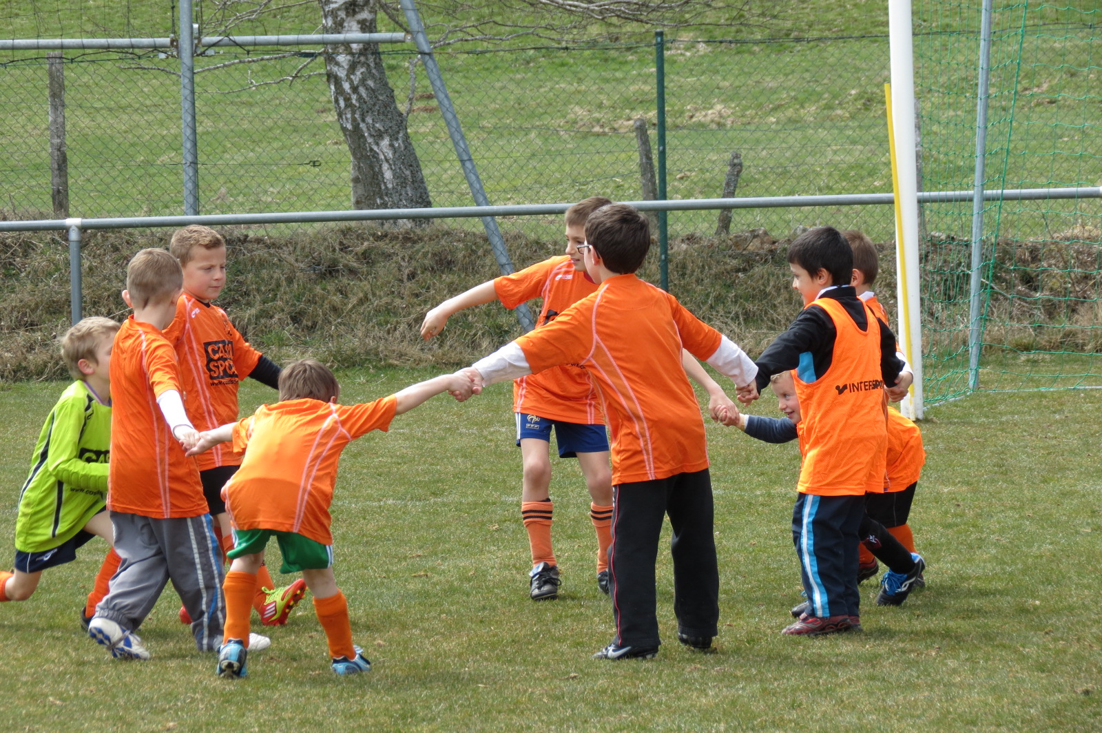 ESCB LES MINIS LOUPS SUR LE TERRAIN D' HONNEUR DU BUISSON
