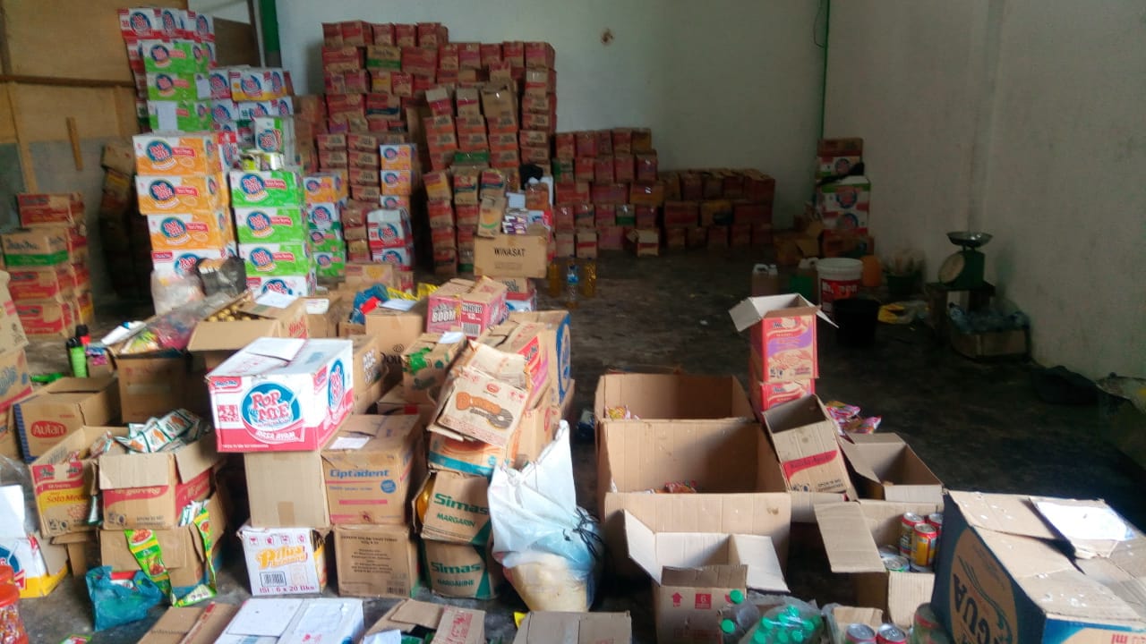 Sejumlah produk makanan yang diduga sudah kedaluarsa dan didaur ulang di gudang Indomie Desa Hessa Air Genting, Asahan Sejumlah produk makanan yang diduga sudah kedaluarsa dan didaur ulang di gudang Indomie Desa Hessa Air Genting, Asahan