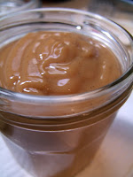Confiture de lait maison Le lait concentré cuit prend une belle couleur