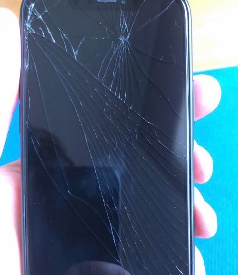 Málaga, Sadiku rompe la pantalla de su teléfono tras un balonazo