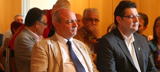 L'alcalde actual Xavi Sanllehí, amb el seu predecessor Salvi Güell, en el ple de presa de possessió de l'any passat. Foto: J. Ribot