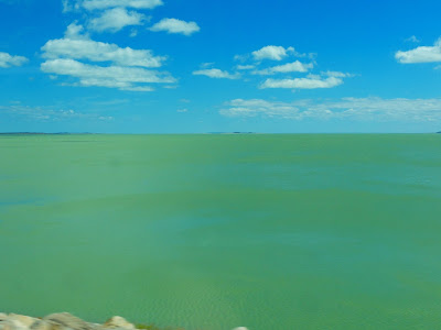 É a luz do sol que encandeia Sereia de além mar Clara como o clarão do dia Mareja o meu olhar Olho d'água, beira de rio Vento, vela a bailar Barcarola de São Francisco Me leve para o mar