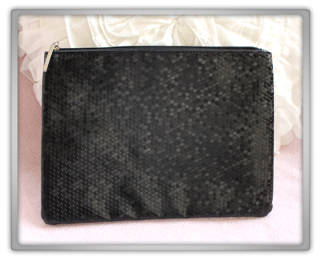 Hera Hexagon Cosmetic Pouch 헤라 육각형 화장품 파우치 honeycomb honey beauty blog blogger korean kbeauty bag Hera Hexagon Cosmetic Pouch 헤라 육각형 화장품 파우치 honeycomb honey beauty blog blogger korean kbeauty bag