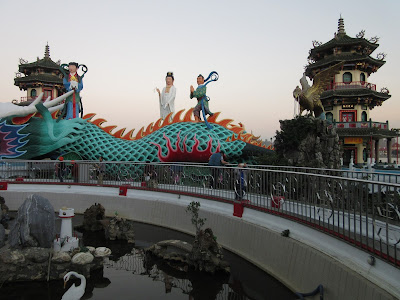 Pabellón de la Primavera y el Otoño, en el lago Lotus de Kaohsiung