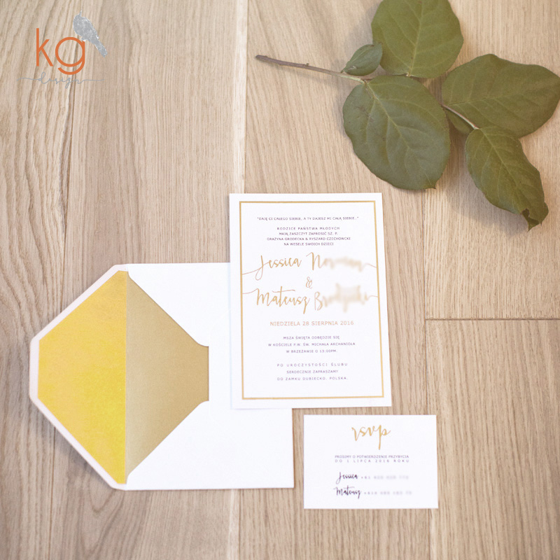 złota ramka, pozłacane, gold foil, glamour, oryginalne, nietypowe, wyjątkowe, eleganckie, złota koperta, ozdobna, błyszczące zaproszenia, białe, złote, minimalistyczne, zaproszenia ślubne, papeteria ślubna, poligrafia ślubna, projekty ślubne, oryginbalne zaproszenia, nietypowe, wyjątkowe, eleganckie zaproszenie, minimalistyczne, złote zaproszenie, zaproszenie z ramką, kaligraficzne, kaligrafia na ślubie, ręcznie robione, kg design papeteria ślubna