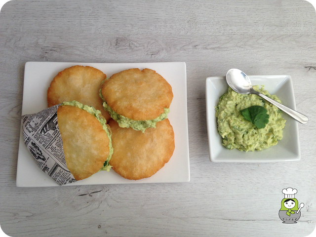 Arepas venezolanas con el famoso relleno "Reina Pepiada"