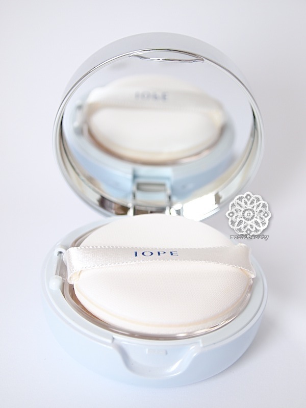 Sunscreen AND a powder Iope Sun Pact Review, Photos Mochi Beauty