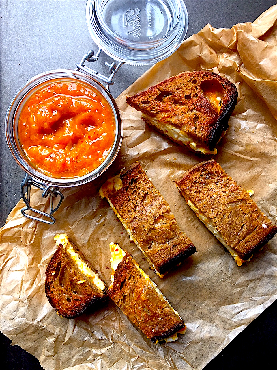 CHILI & VANILIA Grillezett kecskesajtos szendvics fűszeres sárgabarack