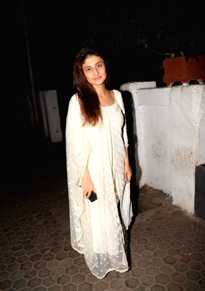 Hindi Tv Actress Ragini Khanna Without Makeup Face In White Dress