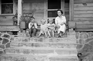 http://4.bp.blogspot.com/-pBfVIi2hHJI/T5g8AngoaKI/AAAAAAAACMY/QmMXmRyZhMM/s320/Arthur+Rothstein+-+Family+of+resettlement+farmer,+Skyline+Farms,+Alabama,+1935.jpg