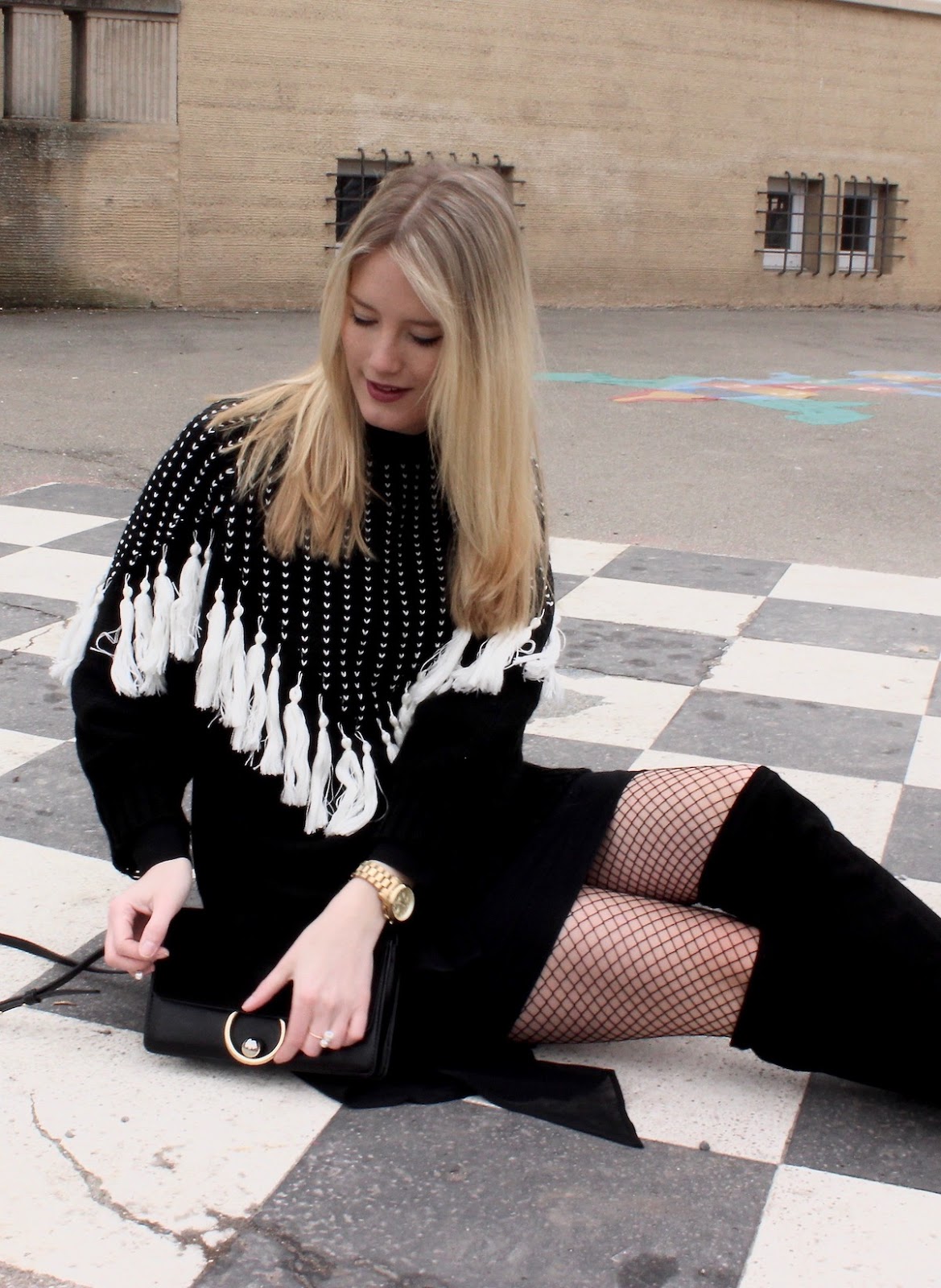 Fashion Outfit: Auffälliger Strickpullover all black Fashion Outfit: Auffälliger Strickpullover all black