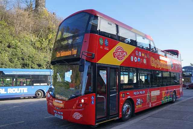 Edinburgh tour bus 