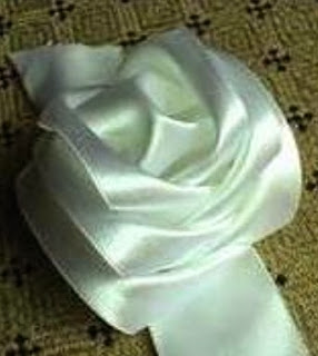 http://translate.googleusercontent.com/translate_c?depth=1&hl=es&rurl=translate.google.es&sl=en&tl=es&u=http://goodhomediy.com/diy-satin-ribbon-rose-without-needle-and-thread/&usg=ALkJrhgRa2zjsV0LrruoJn3ZdSxrc1_mHQ