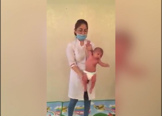 Pha trình diễn 'mát xa' cho em bé gây thót tim nhất quả đất Pha trình diễn 'mát xa' cho em bé gây thót tim nhất quả đất