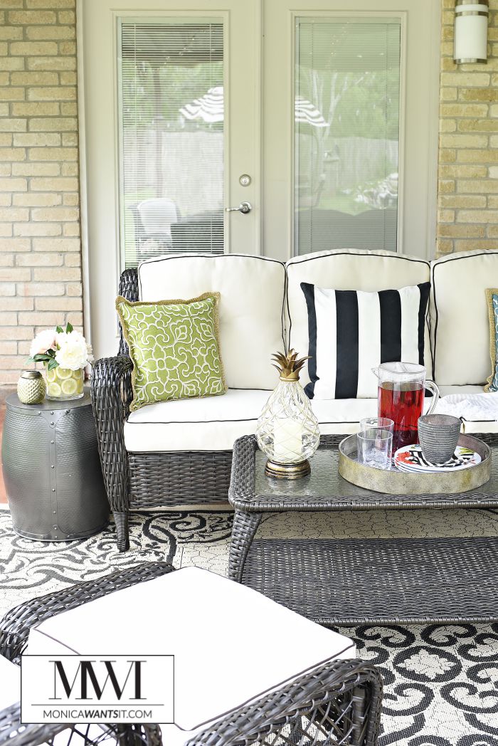 This outdoor patio makeover is amazing! The furniture, decor and details are so chic and understated. This outdoor patio makeover is amazing! The furniture, decor and details are so chic and understated.