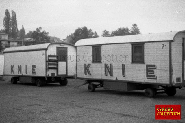 deux roulottes d'habitations pour le logement des employés du cirque