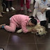 Une femme pleure toutes les larmes de son corps après avoir découvert que son voisin a empoisonné son chien