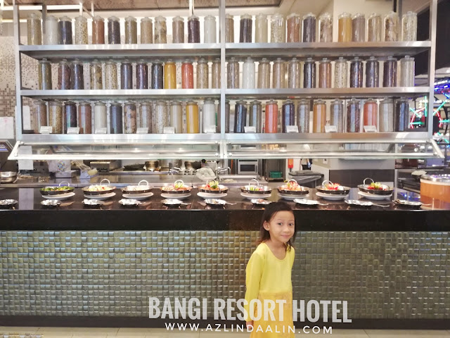 BUFFET CAHAYA RAMADAN 2019 BUKA PUASA DI BANGI RESORT HOTEL - Bila tibanya bulan puasa Ramadan, majlis buka puasa secara buffet memang tak asing lagi di negara kita ini. Jadi ! Entri hari ini, mummy Nak kongsikan pada korang BUFFET CAHAYA RAMADAN 2019 BUKA PUASA DI BANGI RESORT HOTEL. BUFFET CAHAYA RAMADAN 2019 BUKA PUASA DI BANGI RESORT HOTEL Mungkin ada yang tercari-cari tempat makan untuk majlis berbuka di sekitar Bangi dan Putrajaya samada berbuka puasa dengan keluarga, kawan sepejabat, sanak saudara atau rakan-rakan. Nak nampak best berbuka puasa secara esklusif ni, memang mummy highly recommended BUFFET CAHAYA RAMADAN 2019 BUKA PUASA DI BANGI RESORT HOTEL BUFFET CAHAYA RAMADAN 2019 BUKA PUASA DI BANGI RESORT HOTEL akan berada di Restoran Funtasia tingkat 1 di Bangi Resort Hotel. Ada yang tanya mummy, hotel baru ke tu?? Tak pernah dengar nama BANGI RESORT HOTEL tu pun. Oh ya ! Kalau korang nak tahu... hotel ni, dulu kala pernah menggunakan nama HOTEL EQUATORIAL BANGI dan juga HOTEL BANGI-PUTRAJAYA. Jangan tanya mummy lelebih kenapa mereka tukar nama ye ! LEBIH 200 SELEKSI PILIHAN MENU BUFFET CAHAYA RAMADAN 2019 BUKA PUASA DI BANGI RESORT HOTEL Kalau korang nak tahu, sebenarnya berbaloi ke BUFFET CAHAYA RAMADAN 2019 BUKA PUASA DI BANGI RESORT HOTEL. Sebab mereka menghidangkan lebih 200 seleksi pilihan menu untuk BUFFET CAHAYA RAMADAN 2019 BUKA PUASA DI BANGI RESORT HOTEL. Banyak,kan ! Jadi bagi sesiapa yang picky eater. Mummy yakin, dalam banyak-banyak menu di sini pasti ada pilihan yang sesuai ! BUFFET CAHAYA RAMADAN 2019 BUKA PUASA DI BANGI RESORT mengetengahkan menu masakan kampung serta antarabangsa. Terdapat bermacam-macam pilihan makanan dari chef-chef yang hebat dari pembuka selera, mee, nasi, pelbagai lauk sehingga ke pemanis mulut Pilihan minuman yang beraneka jenis dari minuman panas hinggalah ke minuman sejuk Pelbagai sambal : sambal hitam, sambal belacan, sambal tempoyak, sambal mangga, sambal kicap dan lain-lain Tak lupa juga, kid's corner yang di tunggu-tunggu oleh anak-anak kami ! Nasi Kerabu dan Ayam berempah Satay ayam dan daging Japanese Stall juga ada di sini ! Buffet Ramadan di sini memang KAMBING BAKAR ini WAJIB ! Tarikan istimewa tahun ini, ada kehadiran robot bernama "Robbie" yang boleh menyediakan aiskrim dan minuman berasaskan kopi. Nak tahu macam mana? Haaa..bab ni, kena datang sendiri pada bulan Ramadhan nanti. Semua menu BUFFET CAHAYA RAMADAN 2019 BUKA PUASA DI BANGI RESORT HOTEL memang banyak dan boleh memuaskan hati pengunjung. Jangan ragu-ragu bab HALAL. Dapur Funtasia, harmoni, pastry dan banquet semuanya HALAL serta disahkan oleh JAKIM ANAK-ANAK LEPAK SANTAI DI KOLAM IKAN BANGI RESORT HOTEL Sementara nak tunggu waktu buka puasa, anak-anak boleh beriadah di luar BANGI RESORT HOTEL untuk memberi ikan makan di kolam ikan atau ambil angin di kawasan kolam renang. Anak-anak kecil pastinya suka aktiviti sebegini, dan taklah mereka bosan menunggu waktu buffet buka puasa atau waktu makan malam yang panjang. Makanan ikan boleh di dapati dan di beli di lobi hotel. Jangan masukkan sebarangan makanan tau ! Ikan di sini lain. Mereka ada allergy tersendiri. HARGA BUFFET CAHAYA RAMADAN 2019 BUKA PUASA DI BANGI RESORT HOTEL Berapa HARGA BUFFET CAHAYA RAMADAN 2019 BUKA PUASA DI BANGI RESORT HOTEL ? Harga BUFFET CAHAYA RAMADAN 2019 BUKA PUASA DI BANGI RESORT HOTEL adalah serti di bawah :- Beli dari tarikh 15 MAC - 15 APRIL 2019 : RM75++ (dewasa) dan RM37. 50++ (kanak-kanak) PRA BAYAR (24 JAM SEBELUM) : RM90++ (dewasa) dan RM45++ (kanak-kanak) WALK IN DAN HARGA BIASA : RM120++ (dewasa) dan RM60 (kanak-kanak) Bagi setiap pelanggan dewasa yang membeli pakej BUFFET CAHAYA RAMADAN 2019 BUKA PUASA DI BANGI RESORT HOTEL. Setiap RM3.50 akan di salurkan ke tabung Islamic Relief Malaysia. Untuk tempahan, hubungi : Telefon : 03-82102222 Email : fb_reservations@hotelbangi-putrajaya.com Website : www.bangiresorthotel.com BUFFET CAHAYA RAMADAN 2019 BUKA PUASA DI BANGI RESORT HOTEL - Bila tibanya bulan puasa Ramadan, majlis buka puasa secara buffet memang tak asing lagi di negara kita ini. Jadi ! Entri hari ini, mummy Nak kongsikan pada korang BUFFET CAHAYA RAMADAN 2019 BUKA PUASA DI BANGI RESORT HOTEL. BUFFET CAHAYA RAMADAN 2019 BUKA PUASA DI BANGI RESORT HOTEL Mungkin ada yang tercari-cari tempat makan untuk majlis berbuka di sekitar Bangi dan Putrajaya samada berbuka puasa dengan keluarga, kawan sepejabat, sanak saudara atau rakan-rakan. Nak nampak best berbuka puasa secara esklusif ni, memang mummy highly recommended BUFFET CAHAYA RAMADAN 2019 BUKA PUASA DI BANGI RESORT HOTEL BUFFET CAHAYA RAMADAN 2019 BUKA PUASA DI BANGI RESORT HOTEL akan berada di Restoran Funtasia tingkat 1 di Bangi Resort Hotel. Ada yang tanya mummy, hotel baru ke tu?? Tak pernah dengar nama BANGI RESORT HOTEL tu pun. Oh ya ! Kalau korang nak tahu... hotel ni, dulu kala pernah menggunakan nama HOTEL EQUATORIAL BANGI dan juga HOTEL BANGI-PUTRAJAYA. Jangan tanya mummy lelebih kenapa mereka tukar nama ye ! LEBIH 200 SELEKSI PILIHAN MENU BUFFET CAHAYA RAMADAN 2019 BUKA PUASA DI BANGI RESORT HOTEL Kalau korang nak tahu, sebenarnya berbaloi ke BUFFET CAHAYA RAMADAN 2019 BUKA PUASA DI BANGI RESORT HOTEL. Sebab mereka menghidangkan lebih 200 seleksi pilihan menu untuk BUFFET CAHAYA RAMADAN 2019 BUKA PUASA DI BANGI RESORT HOTEL. Banyak,kan ! Jadi bagi sesiapa yang picky eater. Mummy yakin, dalam banyak-banyak menu di sini pasti ada pilihan yang sesuai ! BUFFET CAHAYA RAMADAN 2019 BUKA PUASA DI BANGI RESORT mengetengahkan menu masakan kampung serta antarabangsa. Terdapat bermacam-macam pilihan makanan dari chef-chef yang hebat dari pembuka selera, mee, nasi, pelbagai lauk sehingga ke pemanis mulut Pilihan minuman yang beraneka jenis dari minuman panas hinggalah ke minuman sejuk Pelbagai sambal : sambal hitam, sambal belacan, sambal tempoyak, sambal mangga, sambal kicap dan lain-lain Tak lupa juga, kid's corner yang di tunggu-tunggu oleh anak-anak kami ! Nasi Kerabu dan Ayam berempah Satay ayam dan daging Japanese Stall juga ada di sini ! Buffet Ramadan di sini memang KAMBING BAKAR ini WAJIB ! Tarikan istimewa tahun ini, ada kehadiran robot bernama "Robbie" yang boleh menyediakan aiskrim dan minuman berasaskan kopi. Nak tahu macam mana? Haaa..bab ni, kena datang sendiri pada bulan Ramadhan nanti. Semua menu BUFFET CAHAYA RAMADAN 2019 BUKA PUASA DI BANGI RESORT HOTEL memang banyak dan boleh memuaskan hati pengunjung. Jangan ragu-ragu bab HALAL. Dapur Funtasia, harmoni, pastry dan banquet semuanya HALAL serta disahkan oleh JAKIM ANAK-ANAK LEPAK SANTAI DI KOLAM IKAN BANGI RESORT HOTEL Sementara nak tunggu waktu buka puasa, anak-anak boleh beriadah di luar BANGI RESORT HOTEL untuk memberi ikan makan di kolam ikan atau ambil angin di kawasan kolam renang. Anak-anak kecil pastinya suka aktiviti sebegini, dan taklah mereka bosan menunggu waktu buffet buka puasa atau waktu makan malam yang panjang. Makanan ikan boleh di dapati dan di beli di lobi hotel. Jangan masukkan sebarangan makanan tau ! Ikan di sini lain. Mereka ada allergy tersendiri. HARGA BUFFET CAHAYA RAMADAN 2019 BUKA PUASA DI BANGI RESORT HOTEL Berapa HARGA BUFFET CAHAYA RAMADAN 2019 BUKA PUASA DI BANGI RESORT HOTEL ? Harga BUFFET CAHAYA RAMADAN 2019 BUKA PUASA DI BANGI RESORT HOTEL adalah serti di bawah :- Beli dari tarikh 15 MAC - 15 APRIL 2019 : RM75++ (dewasa) dan RM37. 50++ (kanak-kanak) PRA BAYAR (24 JAM SEBELUM) : RM90++ (dewasa) dan RM45++ (kanak-kanak) WALK IN DAN HARGA BIASA : RM120++ (dewasa) dan RM60 (kanak-kanak) Bagi setiap pelanggan dewasa yang membeli pakej BUFFET CAHAYA RAMADAN 2019 BUKA PUASA DI BANGI RESORT HOTEL. Setiap RM3.50 akan di salurkan ke tabung Islamic Relief Malaysia. Untuk tempahan, hubungi : Telefon : 03-82102222 Email : fb_reservations@hotelbangi-putrajaya.com Website : www.bangiresorthotel.com